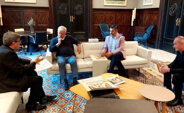 Reunión del alcalde Joan Ribó y el rector de la Basílica, Juan Melchor, junto al edil Carlos Galiana y el vicerrector, Álvaro Almenar. 