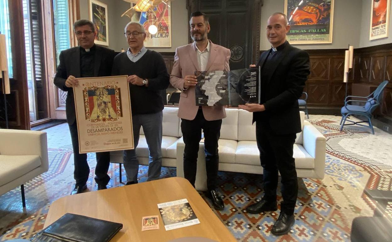 El rector de la Basílica, Juan Melchor, el alcalde Joan Ribó, el concejal de Cultura Festiva, Carlos Galiana y el vicerrector de la Basílica, Álvaro Almenar. 