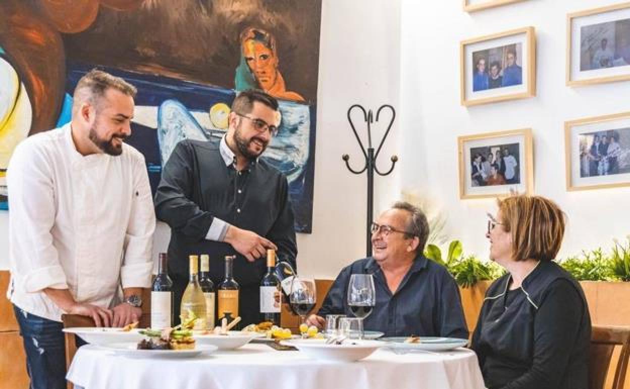 La familia que regenta La Orza de Ángel, los hermanos Ángel y Roberto y sus padres, Ángel y Mari.