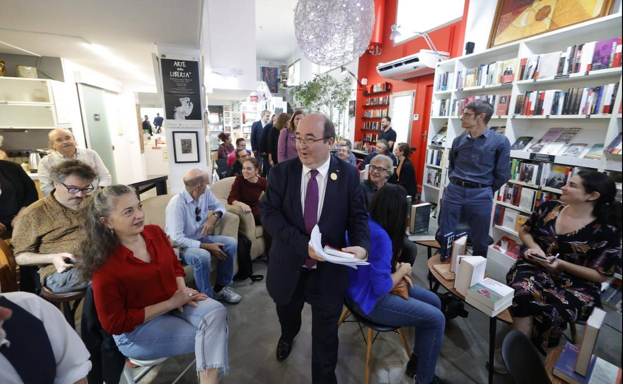 El ministro, en la librería Ramon Llull de Valencia, donde se ha reunido con agentes culturales para abordar el Estatuto del Artista. 