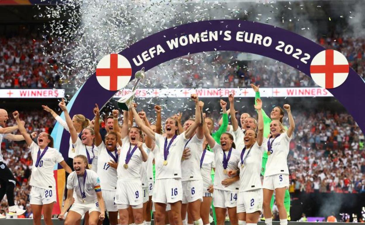 La selección inglesa celebrando la Eurocopa femenina de 2022.