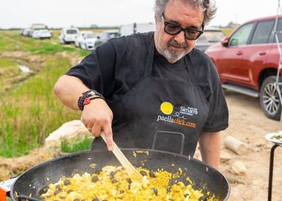 Imagen secundaria 1 - Edu Torres con David Guapo y los cocineros Javi Sanz y Juan Sahuquillo, de Cañitas Maite. Abajo, Juanjo López, de la Tasquita de Enfrente, en Madrid, que cocinó un arroz carneroli de bonito en escabeche y aceitunas negras. A la derecha, la actriz Belén López con Nacho Lurbe.