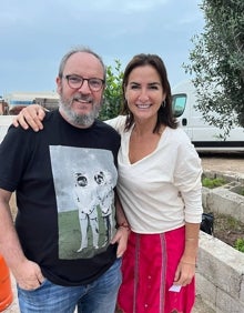 Imagen secundaria 2 - Edu Torres con David Guapo y los cocineros Javi Sanz y Juan Sahuquillo, de Cañitas Maite. Abajo, Juanjo López, de la Tasquita de Enfrente, en Madrid, que cocinó un arroz carneroli de bonito en escabeche y aceitunas negras. A la derecha, la actriz Belén López con Nacho Lurbe.