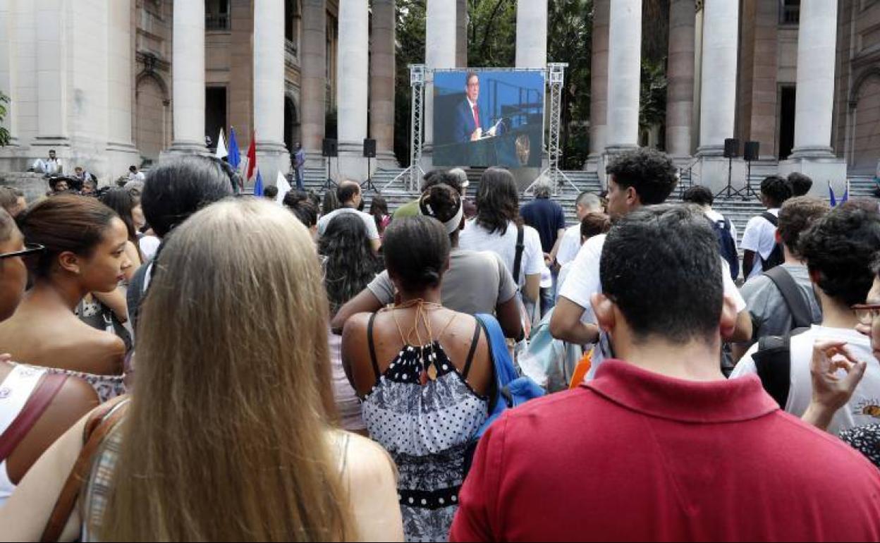 Estudiantes universitarios en La Habana siguen con atención el discurso del canciller Bruno Rodríguez en la Asamblea General de Naciones Unidas, este jueves.