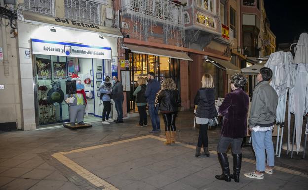 Las personas que no pueden comprar décimos de la Lotería de Navidad: prohibido por ley y el premio está en peligro