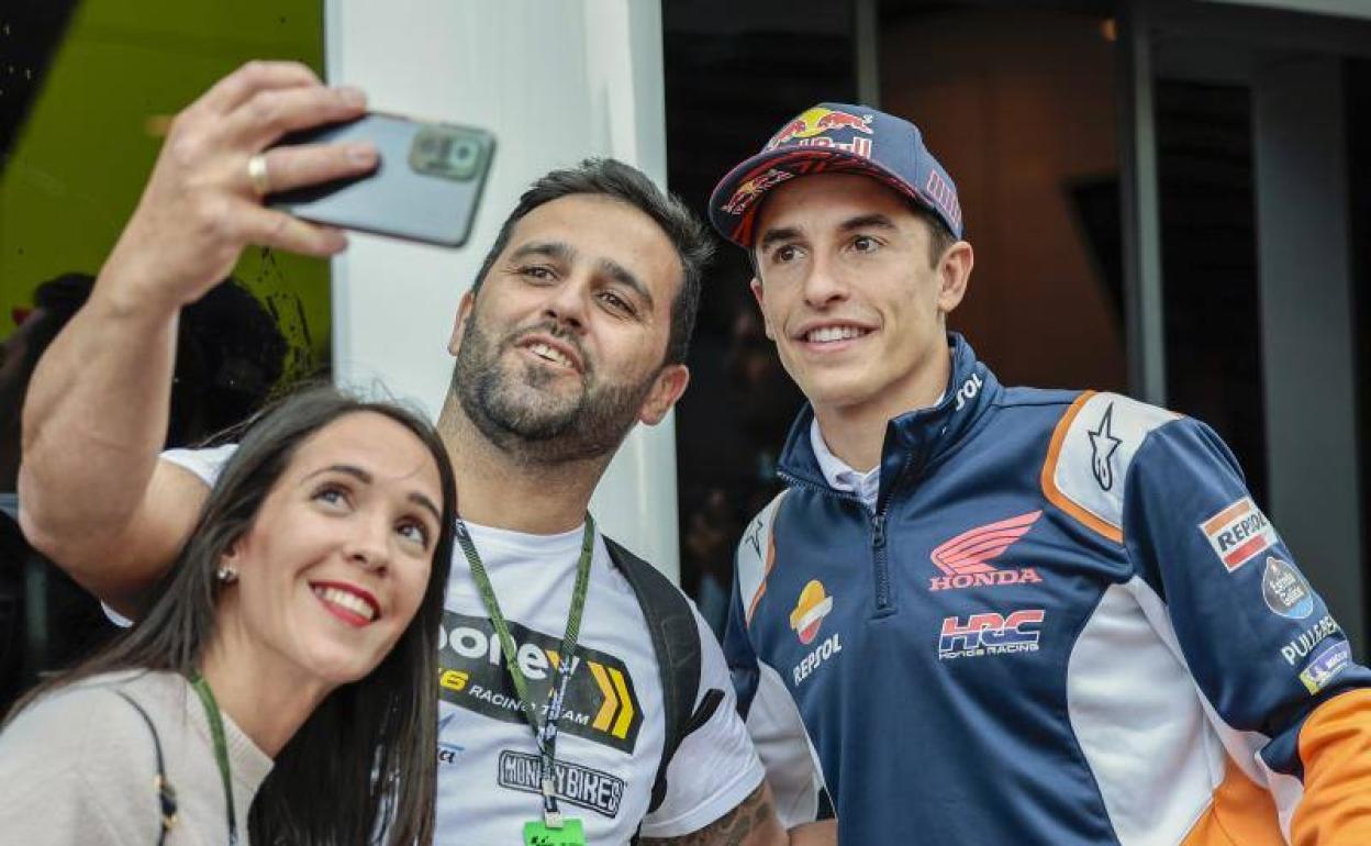 Aficionados se fotografían con Marc Márquez.