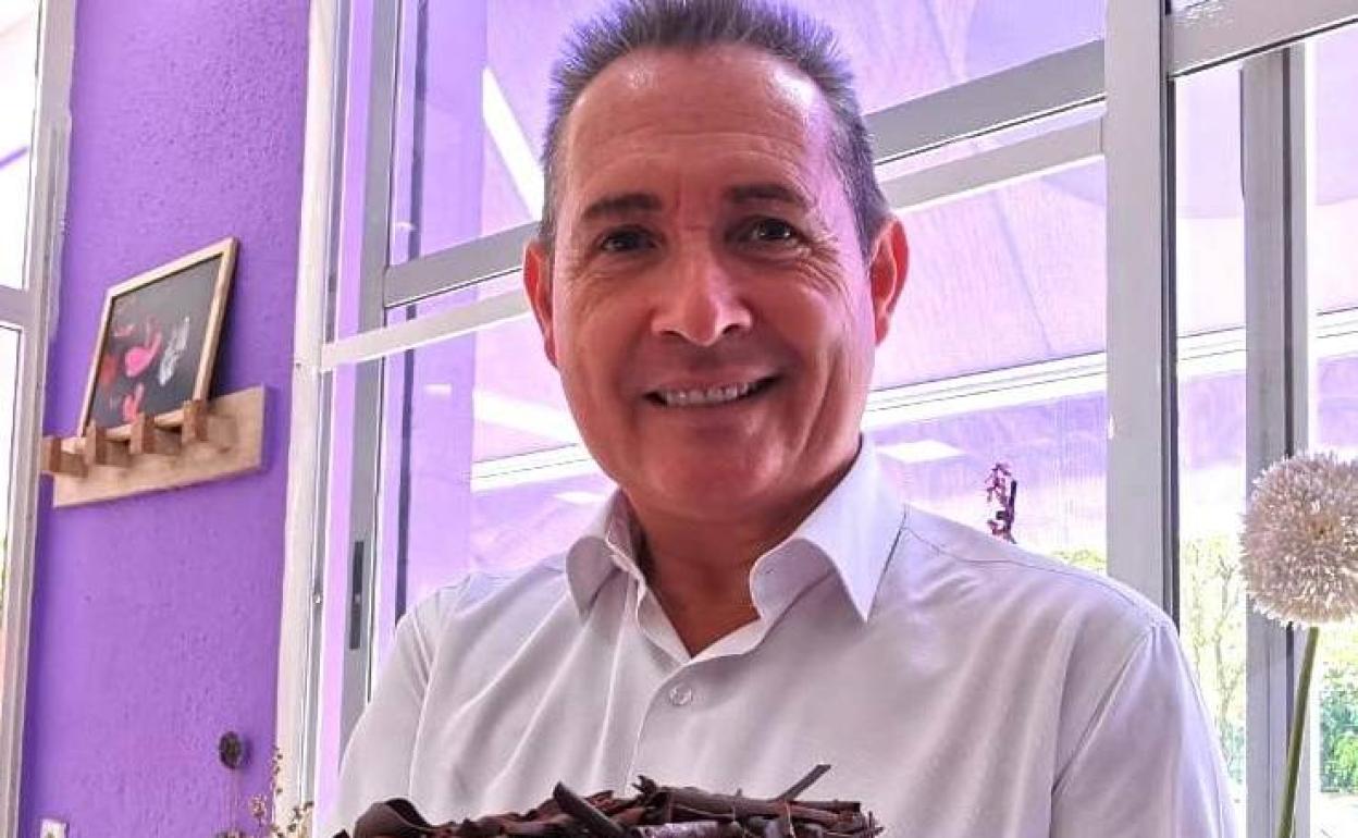 El alcalde, Miche Montaner, con una tarta de chocolate. 