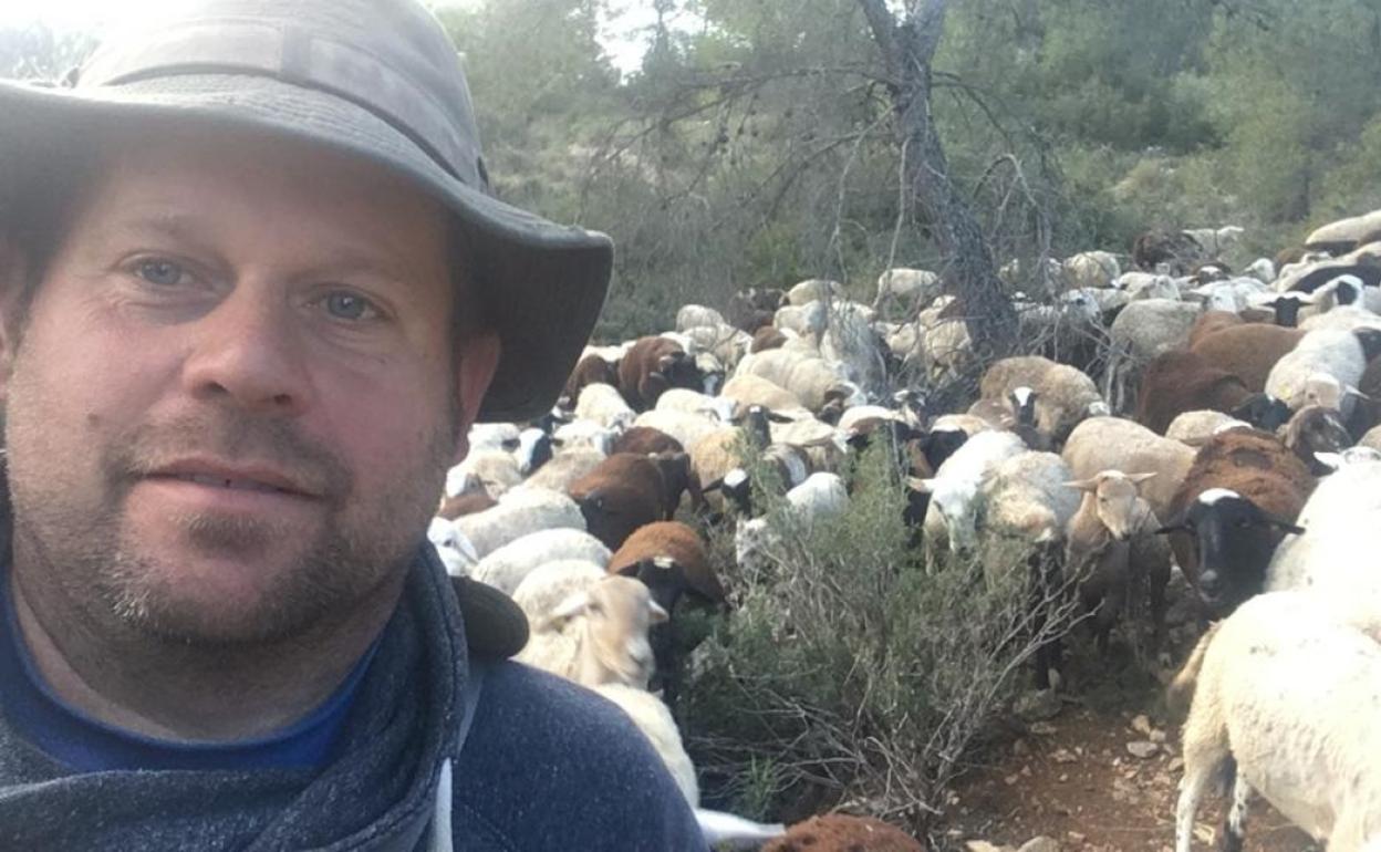 Pepe Revert, con su ganado de ovejas y cabras en un monte público de Moixent. 