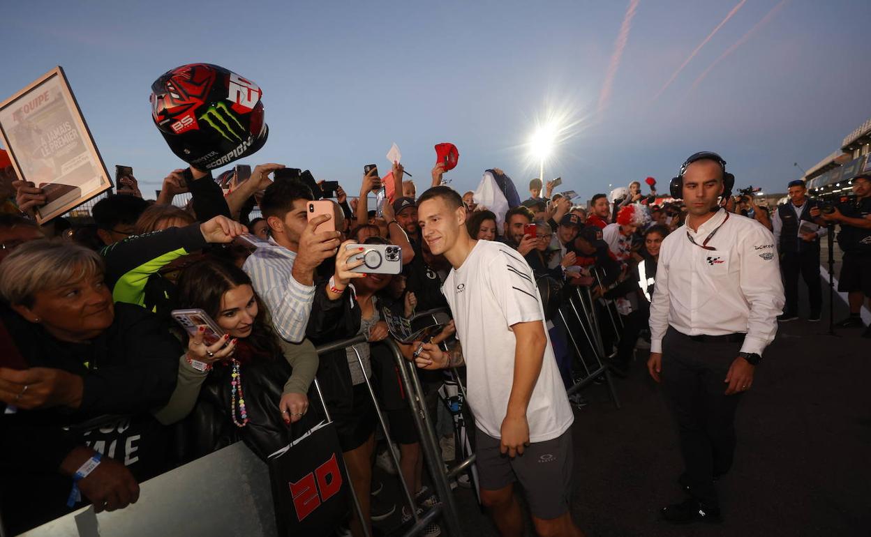 Quartararo, con los aficionados que han acudido al pit walk. 