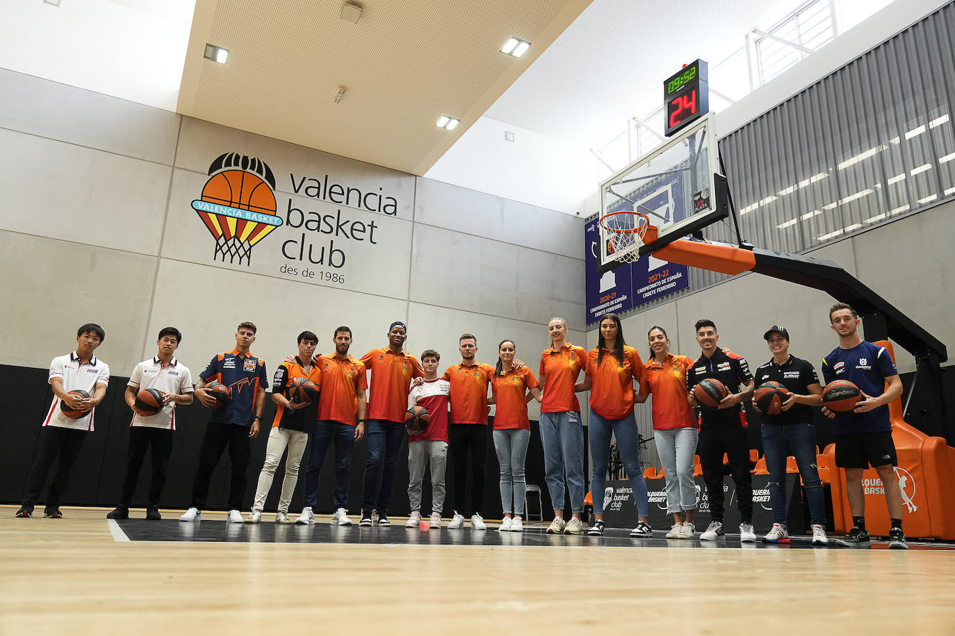 Fotos: Los pilotos saltan a la cancha en l&#039;Alqueria del Basket