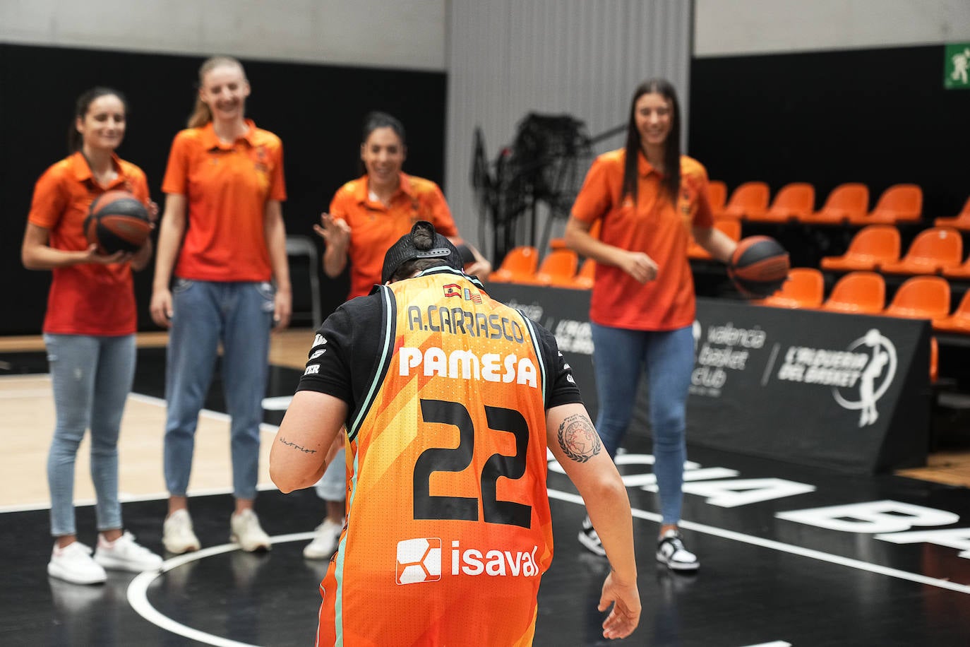 Fotos: Los pilotos saltan a la cancha en l&#039;Alqueria del Basket