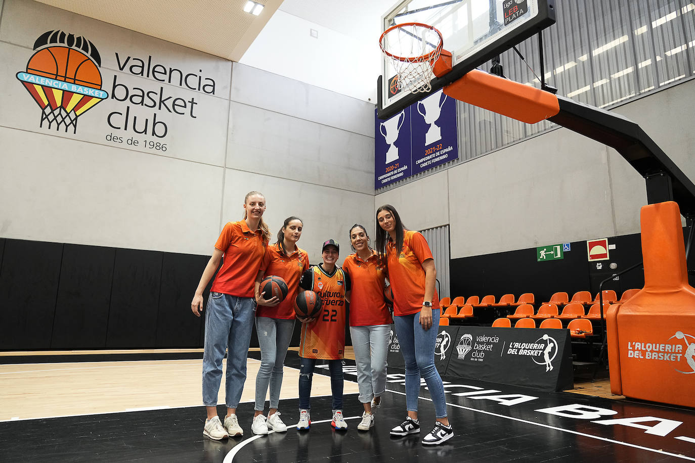 Fotos: Los pilotos saltan a la cancha en l&#039;Alqueria del Basket