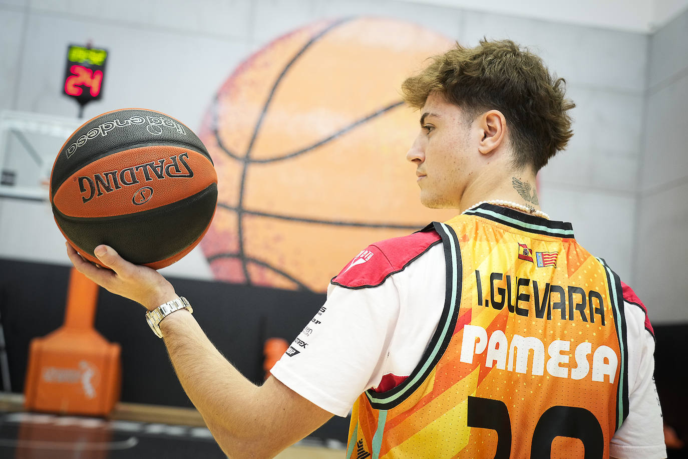 Fotos: Los pilotos saltan a la cancha en l&#039;Alqueria del Basket