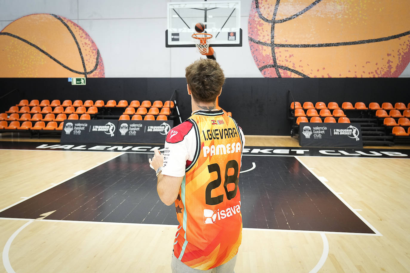 Fotos: Los pilotos saltan a la cancha en l&#039;Alqueria del Basket