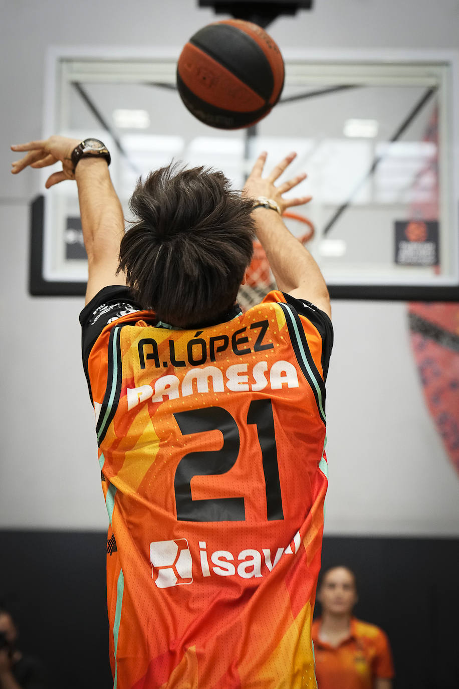 Fotos: Los pilotos saltan a la cancha en l&#039;Alqueria del Basket