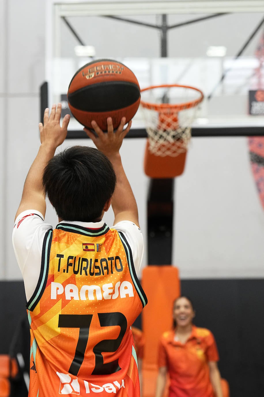 Fotos: Los pilotos saltan a la cancha en l&#039;Alqueria del Basket