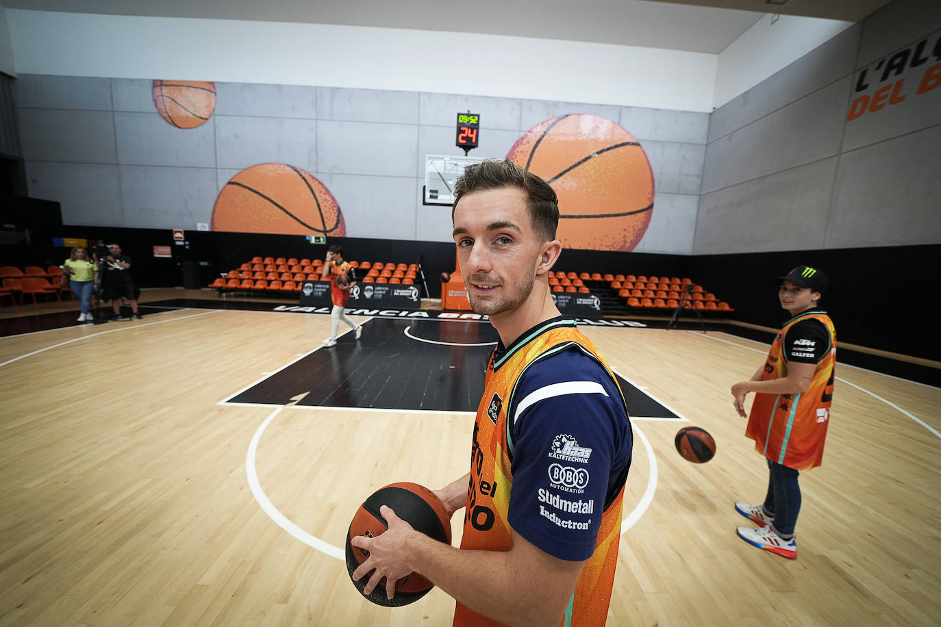 Fotos: Los pilotos saltan a la cancha en l&#039;Alqueria del Basket