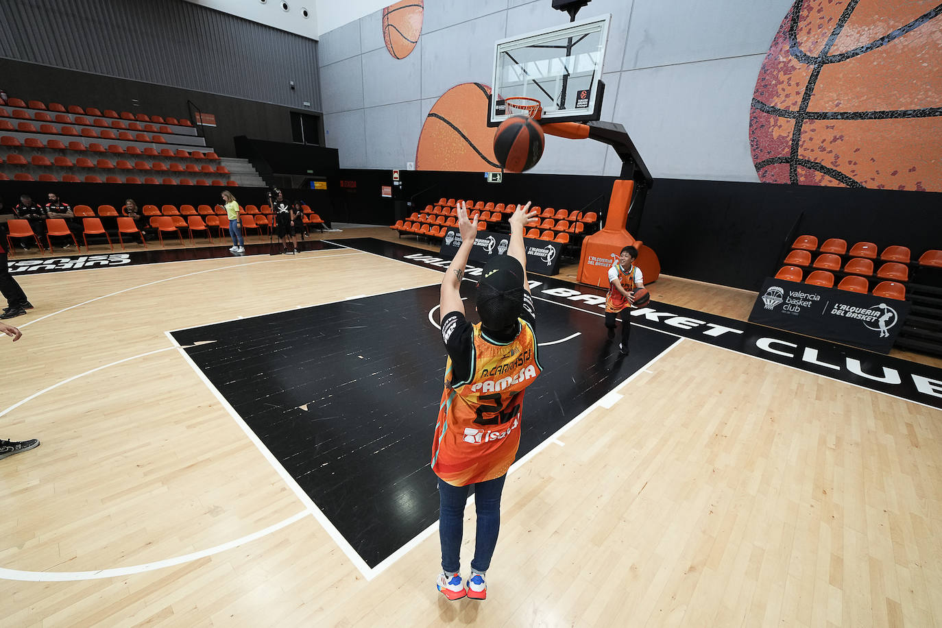 Fotos: Los pilotos saltan a la cancha en l&#039;Alqueria del Basket