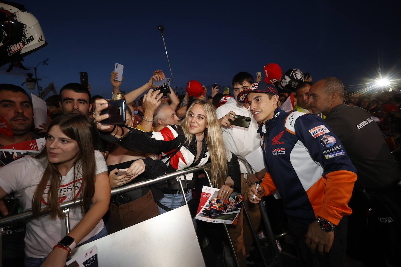 Fotos: El Ricardo Tormo vibra con un &#039;Pit Walk&#039; multitudinario