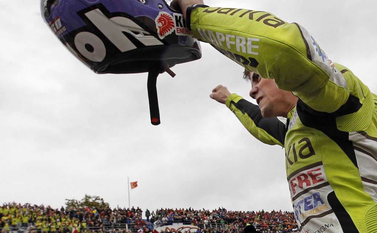 Nico Terol celebra con la afición su título del Mundo de 125 CC conseguido en 2011 en Cheste. 