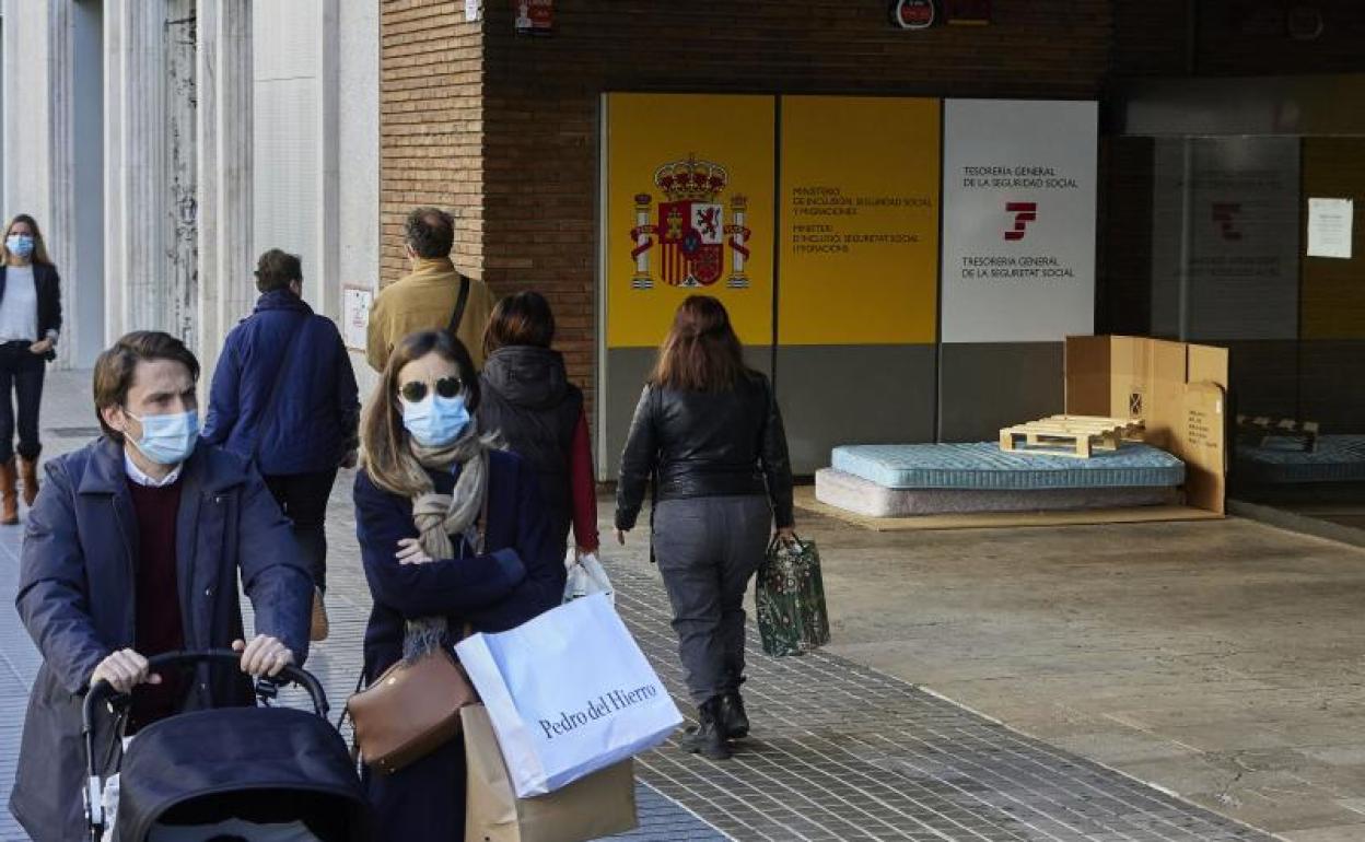 Dos colchones, frente a la antigua sede de Delegación del Gobierno. 