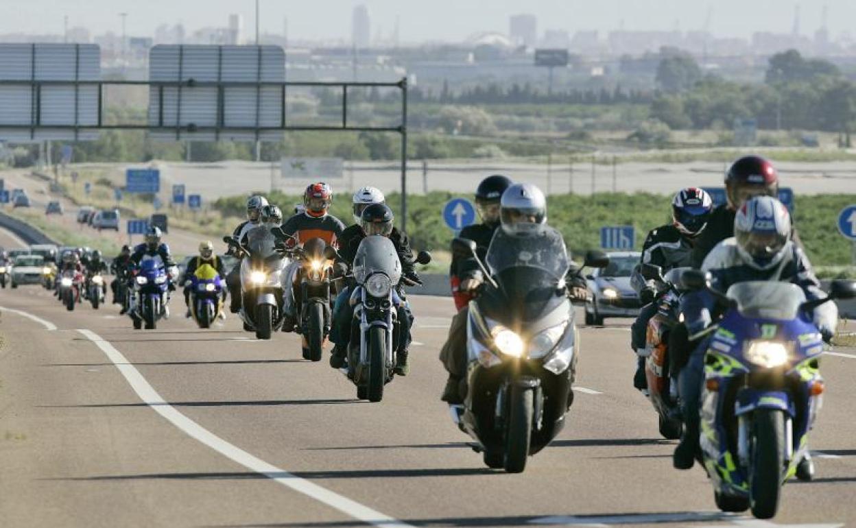 Coches y motos en los accesos a Cheste. 