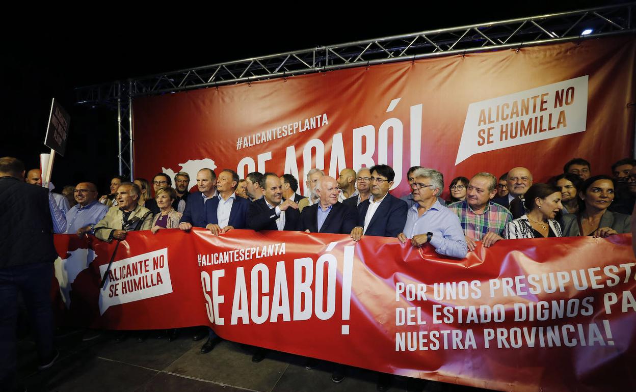 Concentración celebrada este jueves frente a la Subdelegación del Gobierno de Alicante. 