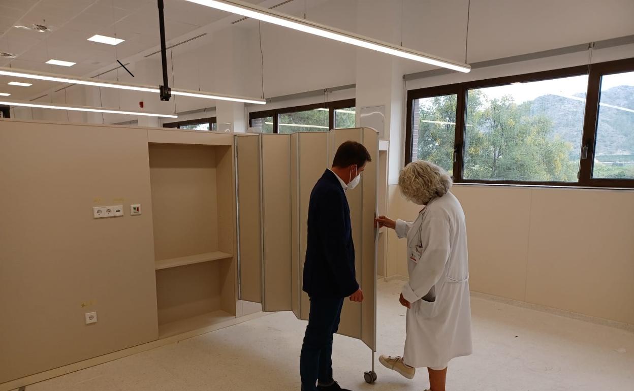 El alcalde y la gerente visitan las instalaciones del nuevo Hospital de Día Oncológico del Lluís Alcanyís. 