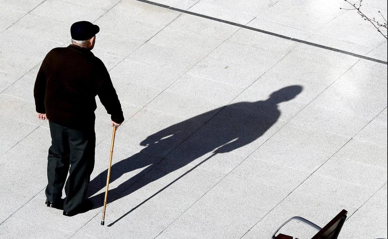 Jubilado paseando.
