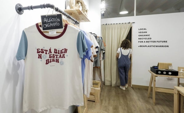 Imagen principal - Ropa vegana en Valencia: Clotsy Brand | Los dos ingenieros que han logrado el éxito diseñando ropa vegana