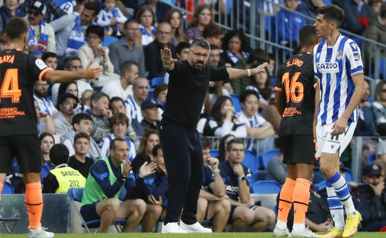 Gattuso da indicaciones a sus jugadores desde la banda del Reale Arena. 