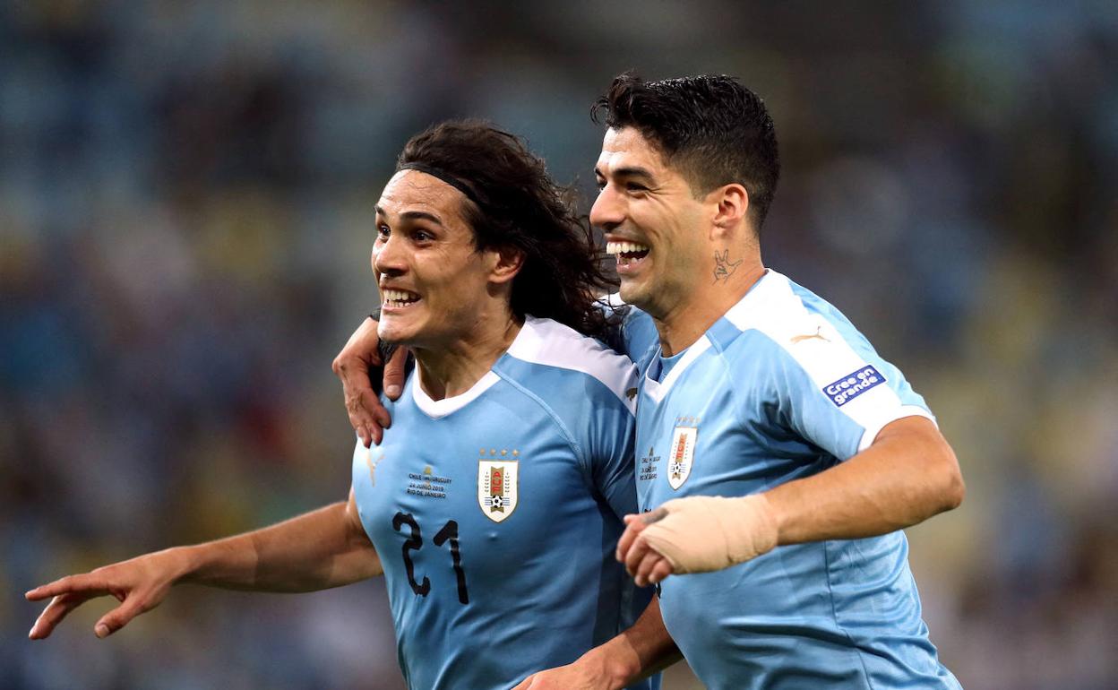 Cavani celebra un gol junto a su compañero en la selección de Uruguay, Luis Suárez. 