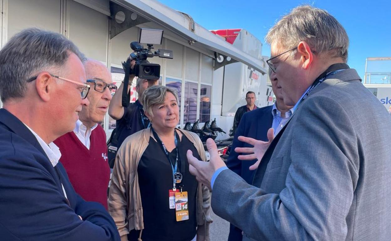 Josep Miquel Moyá, Carmelo Ezpeleta, Raquel Tamarit y Ximo Puig, en Cheste.