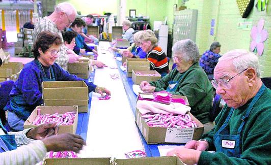 Trabajadores veteranos a cargo de una sección de embalaje