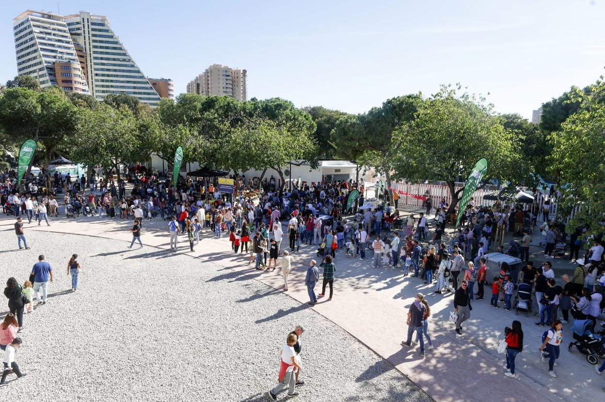 Colas a la entrada del parqe Gulliver, este domingo a mediodía. 