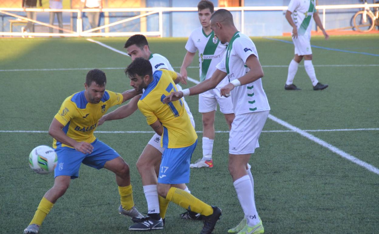 Una lucha por el balón entre jugadores del Dénia y del Alberic. 