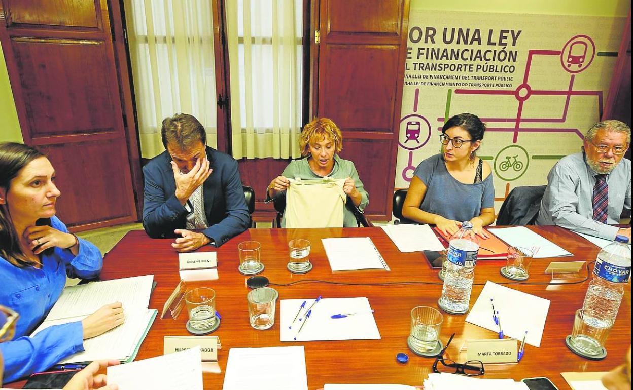 Una de las primeras reuniones de la comisión. 