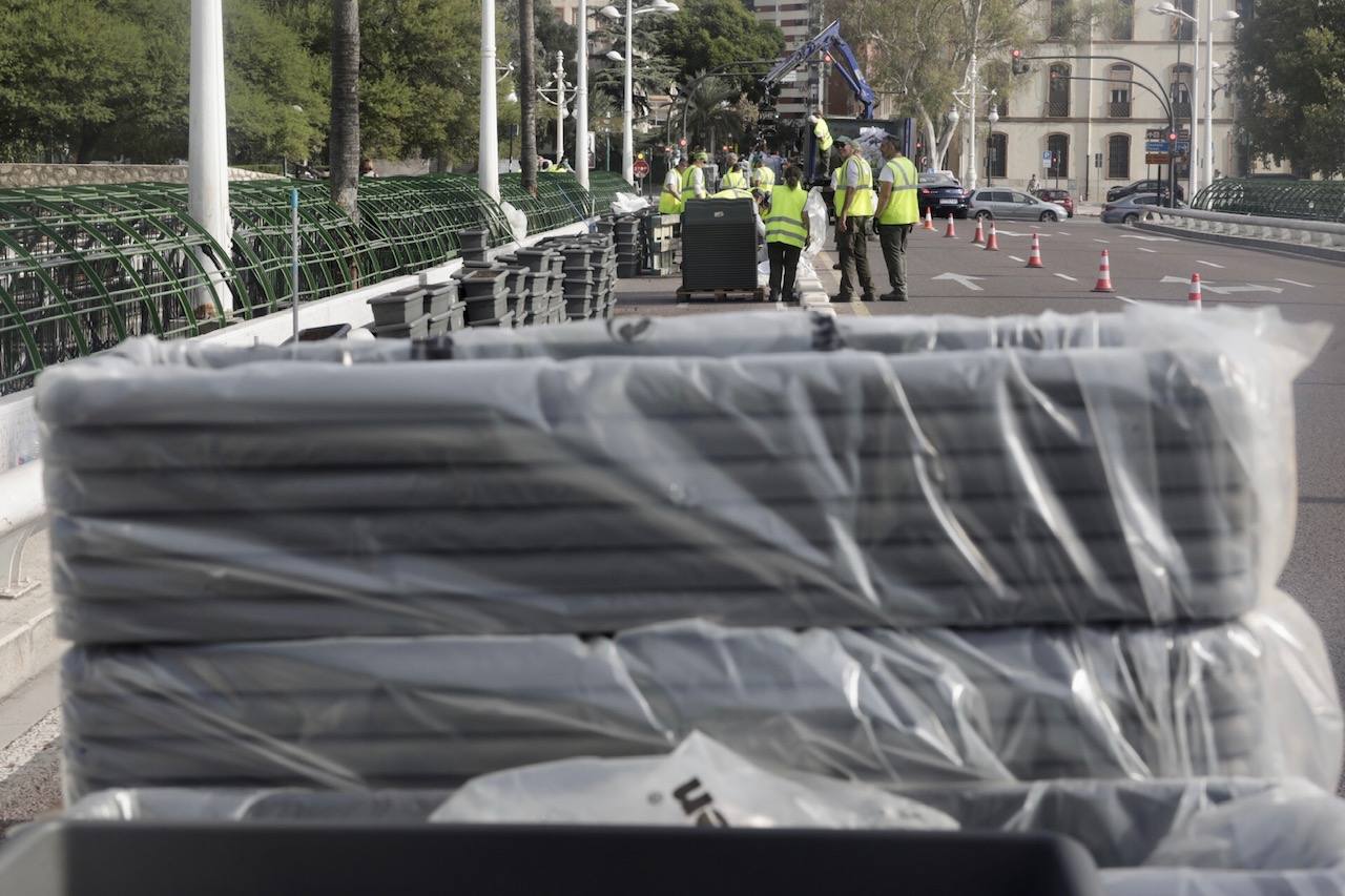 Fotos: El Ayuntamiento de Valencia comienza la puesta en marcha del puente de las Flores