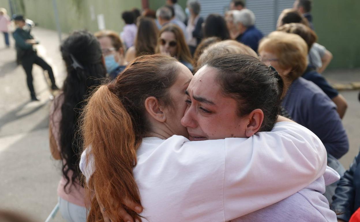 Una mujer llora ante el desahucio de la residencia de mayores. 