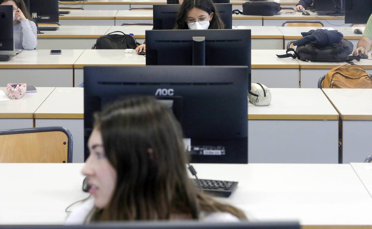 Alumnos en la UPV el pasado abril, cuando la mascarilla dejó de ser obligatoria. 