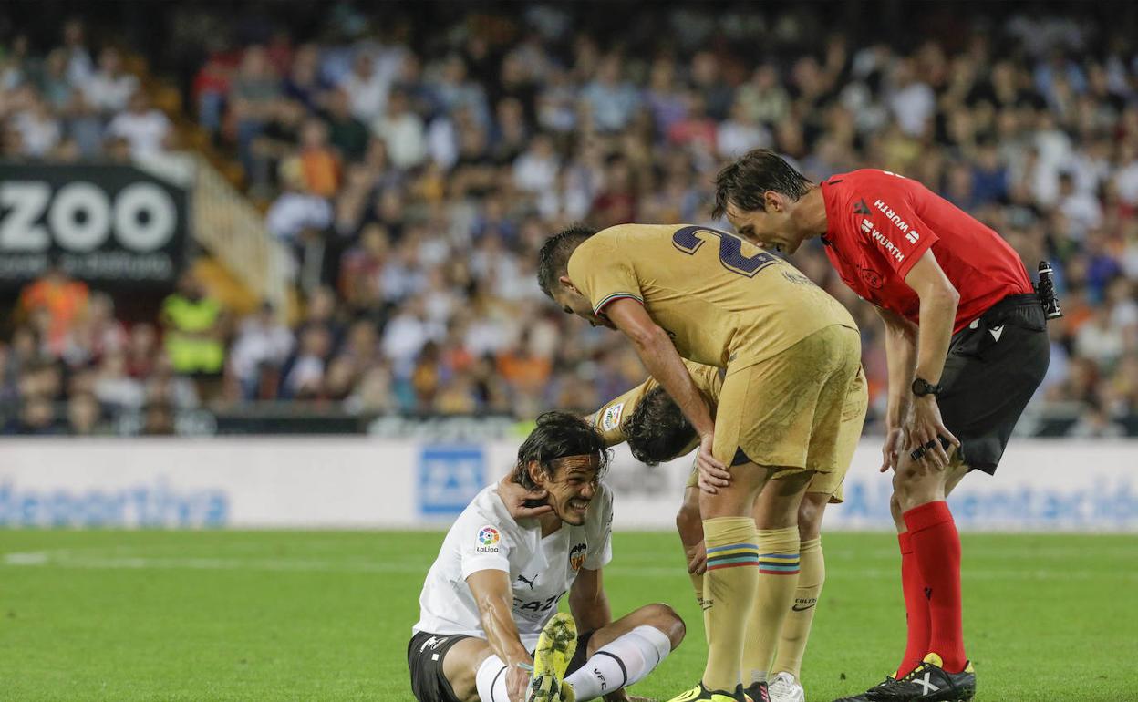 Cavani se coge el tobillo dañado en el partido contra el Barcelona. 