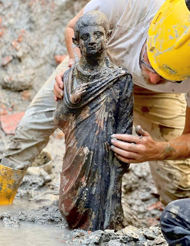 Fotos: Excepcional hallazgo en Italia: 24 esculturas de bronce etruscas y romanas intactas bajo el barro
