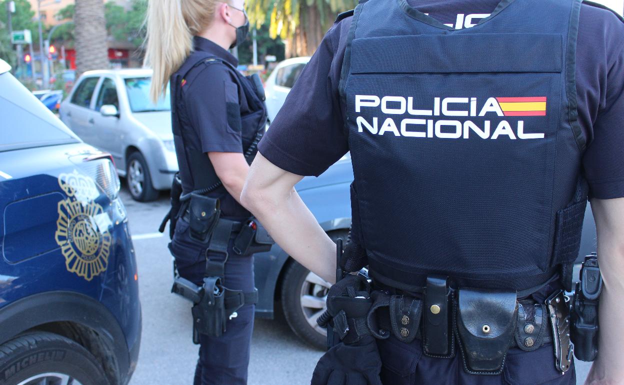 Imagen de archivo de dos policías nacionales. 