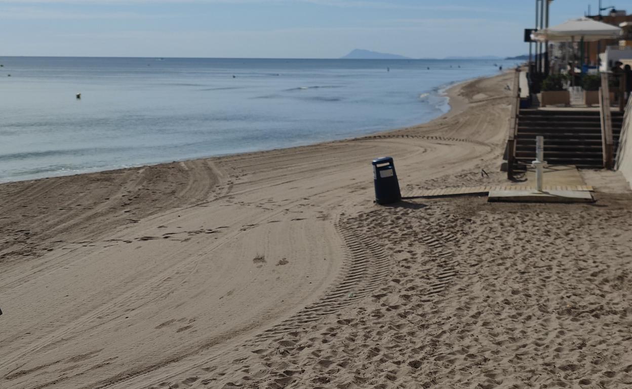 Playa del Perelló con apenas unos metros de arena. 