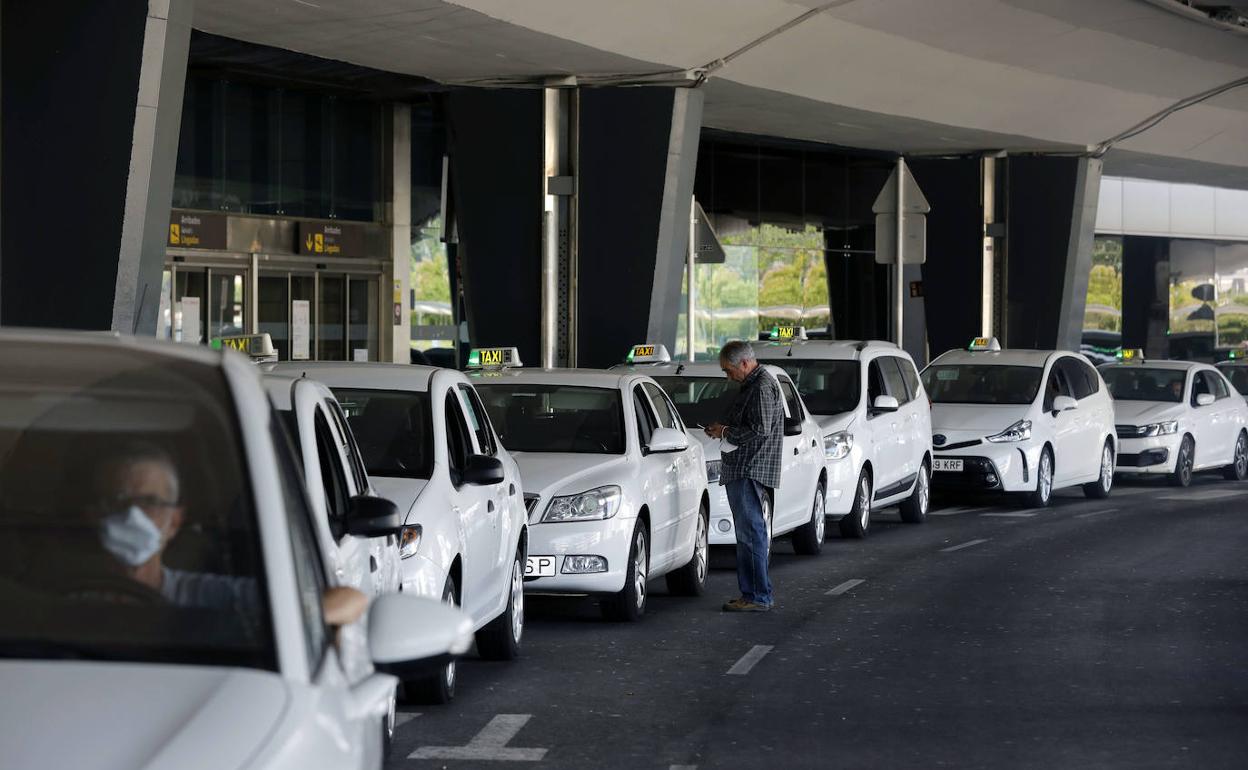 Parada de taxis en el aeropuerto de Manises. 