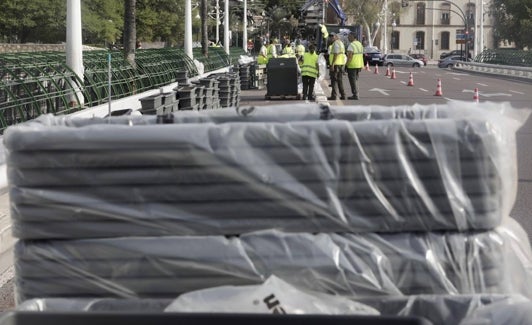 Maceteros que se van a instalar en el puente de las Flores. 