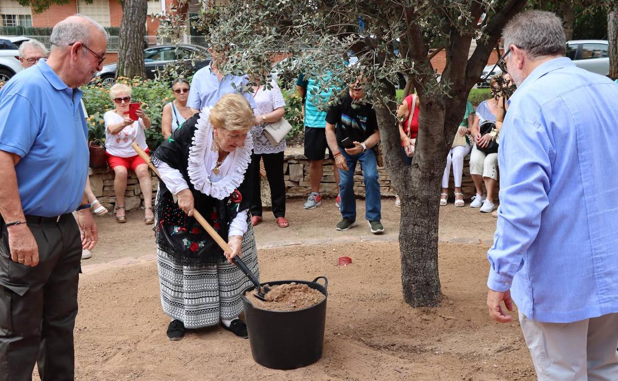 La plantación de una encina el día de la comunidad extremeña. 