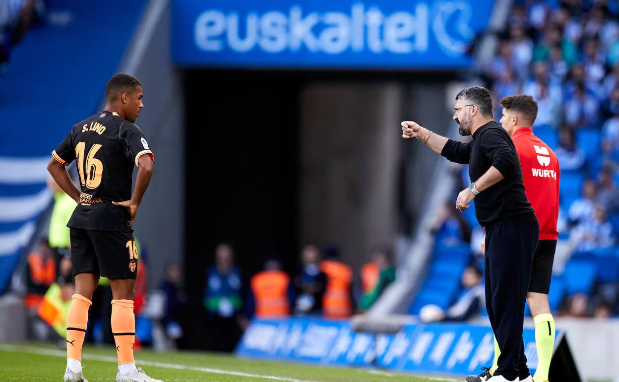 Gattuso habla con Lino. 