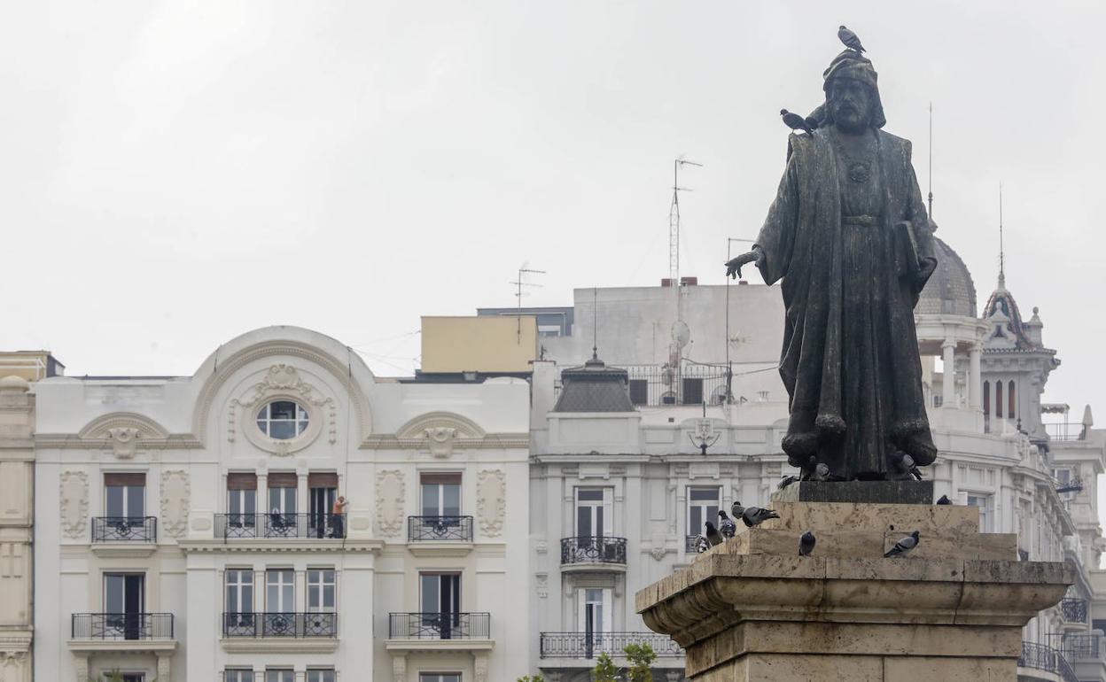 Estatua dedicada a Francesc de Vinatea en la plaza del Ayuntamiento. 