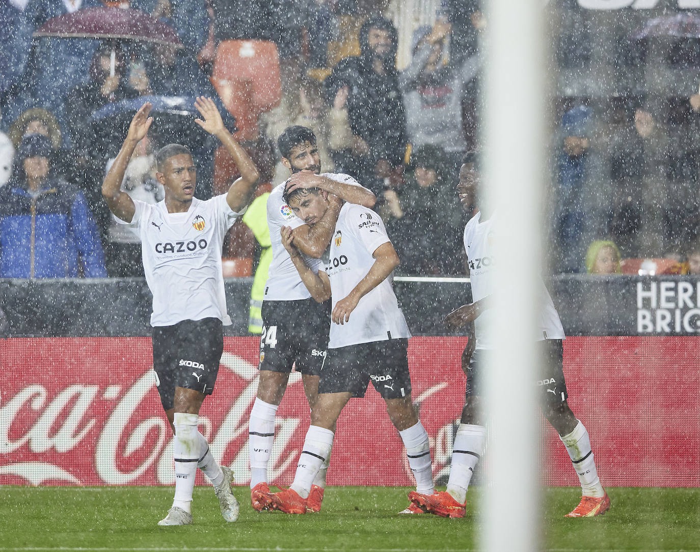 El equipo celebra el golazo de Almeida. 